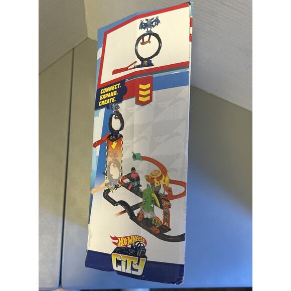 Hot Wheels City Playset - Bat Loop Attack Track Builder with Car -Brand New - Picture 2 of 5